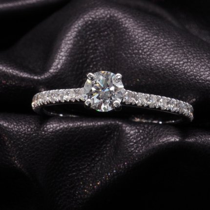 Bague Solitaire Diamant 0.40ct En Or Blanc 18 Carats - Taille 53 - Occasion